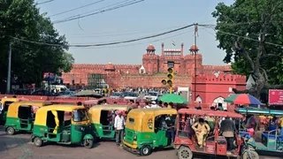 लाल किला मुख्यद्वार के सामने अतिक्रमण कर लगी रेहड़ी और आटो और ई रिक्शा का जमावड़ा। जागरण