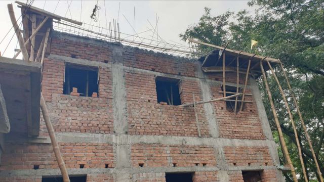 रामगढ़ में ₹54 लाख से बन रहे अस्पताल का छज्जा बनने के कुछ ही घंटे बाद ढहा, बाल-बाल बचे मजदूर
