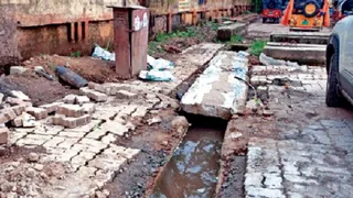 नगर निगम ने नाला सफाई के नाम पर जेसीबी चलाकर तोड़ा