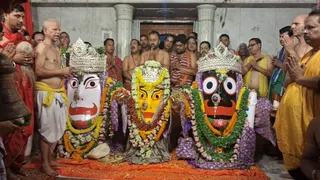 जगन्नाथपुर में भगवान जगन्नाथ का हुआ नेत्रदान सज गया मेला कल है रथ यात्रा। (तस्वीर: संजय सुमन)