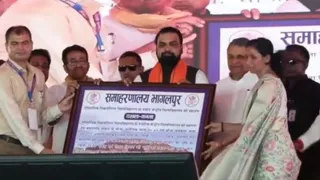 जमीन का कब्जा देते हुए सम्राट चौधरी। फोटो जागरण