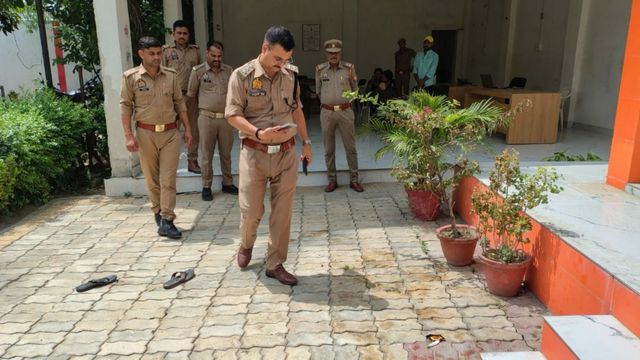 कानपुर: दारोगा ने डांटा तो युवक ने थाने में खुद पर पेट्रोल डाल लगा ली आग, बचाने में तीन पुलिसकर्मी झुलसे
