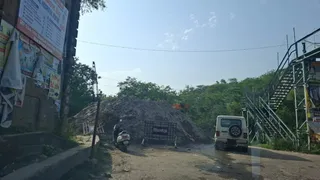 निर्माण के कारण बंद हुआ रास्ता।