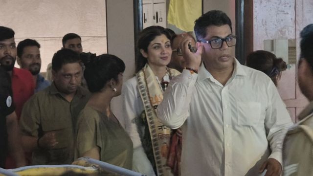 एक्ट्रेस शिल्पा शेट्टी ने किए श्री काशी विश्वनाथ धाम के दर्शन, फैंस में सेल्फी लेने के लिए मची होड़
