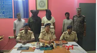 बुधवार को लोहरदगा थाना में आयोजित प्रेस वार्ता में जानकारी देतीं एसडीपीओ श्रद्धा केरकेट्टा व पीछे खड़े नकाबपोश नशा तस्कर।