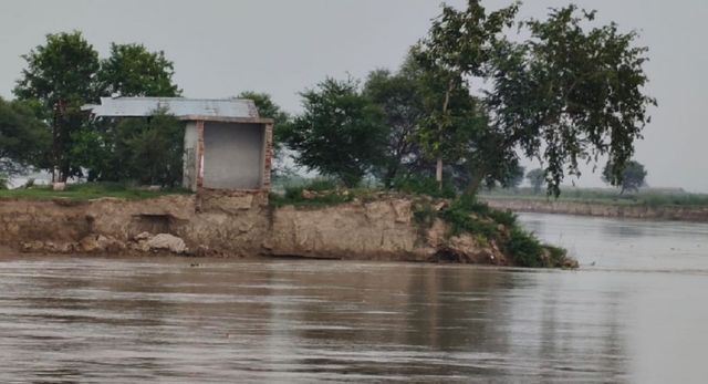 बस्ती में सरयू का जलस्तर बढ़ते ही सहमे ग्रामीण, माझा क्षेत्र पर दबाव