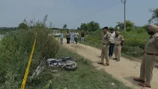 तरनमारन में हुए एनकाउंटर की जगह का जायजा लेते हुए अधिकारी।