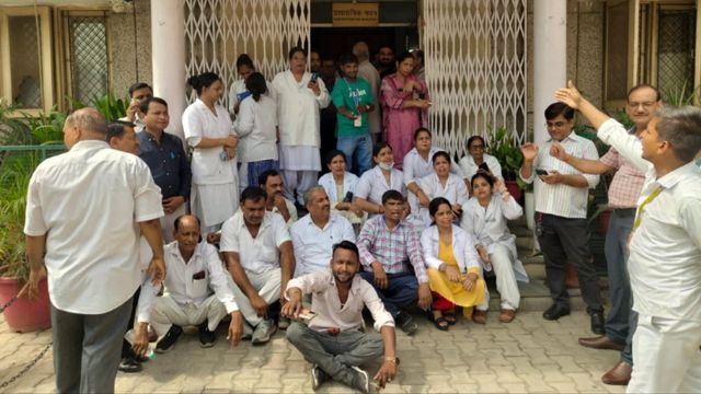 गाजियाबाद एमएमजी अस्पताल में डॉक्टरों और स्टाफ की हड़ताल, ओपीडी बंद होने से मरीज परेशान