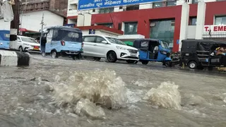 देहरादून समेत पांच जिलों में कहीं-कहीं भारी वर्षा को लेकर यलो अलर्ट। फाइल फोटो
