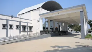 अमृत भारत स्टेशन योजना के तहत हुए व्यापक कायाकल्प के बाद चमचमाता हर्रावाला रेलवे स्टेशन का नया भवन। रेलवे