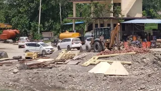 कारोबारी के ठिकाने के बाहर खड़ी ईडी की गड़ियां।