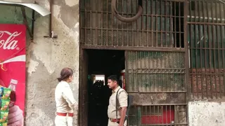 नोएडा में मेट से लेकर इंजीनियर तक की भूमाफिया से सांठगांठ।