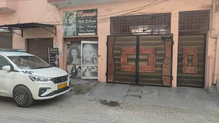 प्रॉपर्टी डीलर का घर, जहां चल रही कार्रवाई।