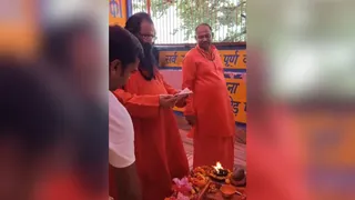 मनसा देवी मंदिर में पूजा अर्चना करते श्रीमहंत डा. रविंद्रपुरी महाराज। जागरण
