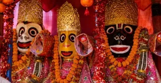 जगदीश मंदिर में विराजमान 190 साल पुरानी भगवान जगन्नाथ, बड़े भाई बलभद्र और बहन सुभद्रा की चंदन की प्रतिमा। जागरण