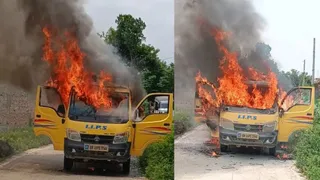 लोरिका गांव के निकट स्कूल वैन में लगी आग। फोटो सौ.: ग्रामीण