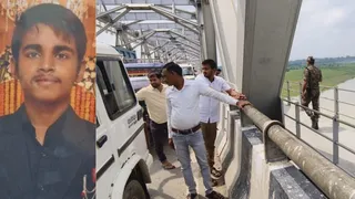मुंगेर में प्रेम प्रसंग में किशोर का अपहरण कर हत्या की आशंका, गंगा पुल पर मिली चप्पल; इलाके में भारी तनाव
