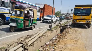 दिल्ली-गुरुग्राम एक्सप्रेसवे पर खुले नाले दे रहे हादसे को दावत।
