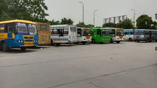 लुधियाना बस स्टैंड पर खड़ी बसें।