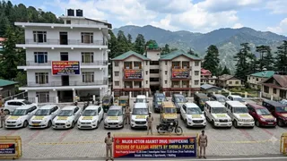 शिमला पुलिस ने नशा तस्करों की करोड़ों की संपत्ति जब्त की है। (फोटो एआई से बनाया है)