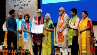 रज्जू भैया राज्य विश्वविद्यालय के दीक्षा समारोह में कुलाधिपति स्वर्ण पदक विजेता शिप्रा यादव को मेडल प्रदान करतीं कुलाधिपति व राज्यपाल आनंदी बेन पटेल व अन्य अतिथि। जागरण