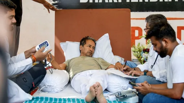 যন্তর মন্তরে অনশনরত আন্দোলনকর্মী সোনম ওয়াংচুকের স্বাস্থ্য পরীক্ষা করছেন চিকিৎসকরা। ছবি: এএনআই
