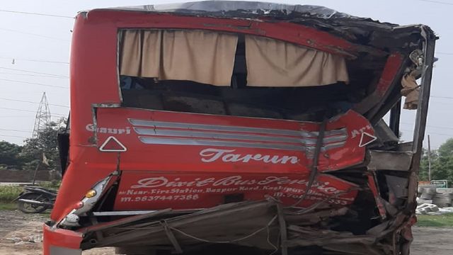 Haridwar-Kashipur Highway पर 60 श्रद्धालुओं के साथ खड़ी बस में रोडवेज बस ने मारी टक्कर, मची चीख-पुकार
