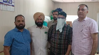 आरोपित इंस्पेक्टर हर्ष बंसल को गिरफ्तार कर जानकारी देते हुए विजिलेंस ब्यूरो के अधिकारी। फोटो- जागरण