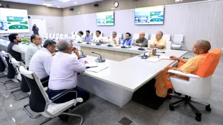 लखनऊ में गुरुवार को अपने आवास पर आईटी विभाग की बैठक करते मुख्यमंत्री योगी।
