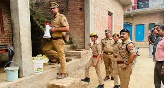 सचेंडी थाना क्षेत्र के गांव में साइबर अपराधियों की तलाश में साइबर टीम के साथ पहुंचे डीसीपी क्राइम श्रवण कुमार सिंह और एडीसीपी क्राइम अंजलि विश्वकर्मा। पुलिस