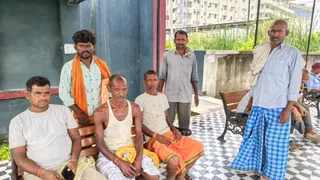 :पोस्टमार्टम परिसर में घटना की जानकारी देते मृतक के स्वजन, फोटो-जागरण