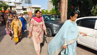 चुनाव के बाद बाहर निकलते पार्षद।