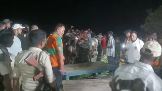बच्चे तक ऑक्सीजन पहुंचाने की कोशिश