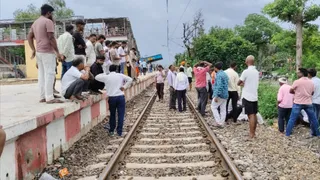 रेलवे स्टेशन पर मोहन को ट्रेन से कटने के बाद जूटी भीड़।