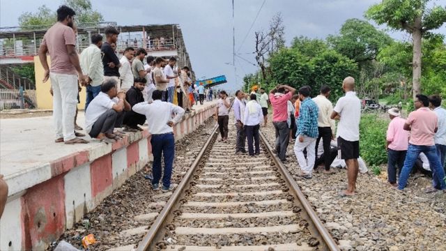 गाजीपुर में कृषक मेल ट्रेन की चपेट में आने से 25 वर्षीय युवक की मौत, पैर फिसलने से हुआ हादसा
