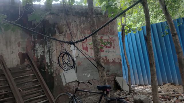 फरीदाबाद में लटकती बिजली की तारें बनीं जानलेवा खतरा, निगम के दावों की खुली पोल
