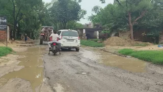 बदलापुर स्थित कलिंजरा मोड़ पर तेजीबाजार-कंधी मार्ग की जर्जर सड़क।