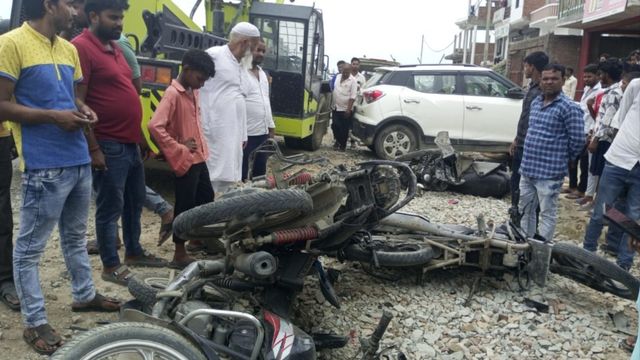 जौनपुर में अनियंत्रित कार से कुचलकर युवक की मौत, कई वाहन क्षतिग्रस्त
