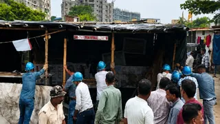 जमशेदपुर बिंदल मॉल के पास अतिक्रमित जमीन पर कार्रवाई करते जेएनएसी के कर्मचारी।