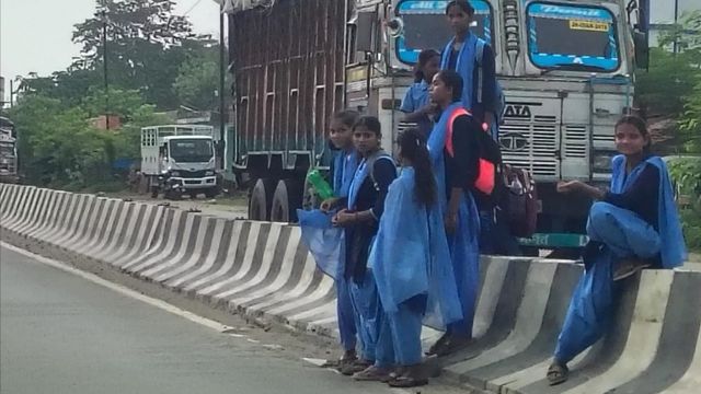 NH-20 के हरदिया मोड़ पर यू-टर्न न होने से स्कूली बच्चों और मरीजों की जान आफत में, अंतिम यात्रा भी बनी मुसीबत
