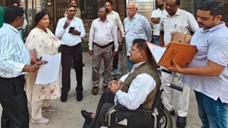 मेयर ने किया मौके का निरीक्षण।