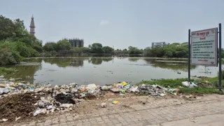 इसी तालाब में तैरता मिला महिला का शव। जागरण
