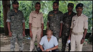 जप्त अवैध शराब के साथ विभाग की टीम। जागरण