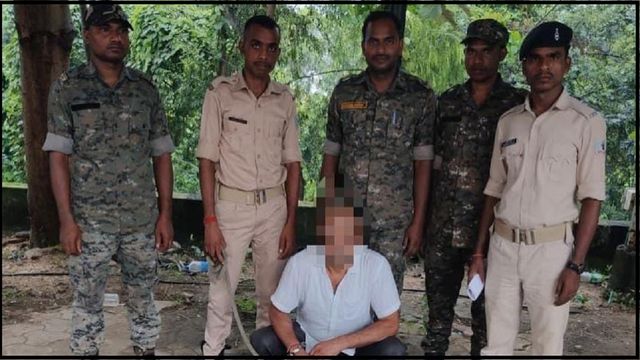 रामगढ़ में उत्पाद विभाग की बड़ी कार्रवाई, भारी मात्रा में अंग्रेजी शराब व बीयर जब्त, एक गिरफ्तार
