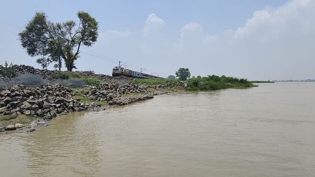 कोसी नदी के बढ़ते जलस्तर से अलर्ट पर रेलवे, फनगो हाल्ट के पास कटाव रोकने के लिए युद्धस्तर पर काम शुरू
