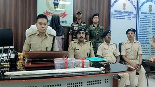 आरोपी पति के साथ सरायकेला पुलिस जानकारी देते हुए। जागरण