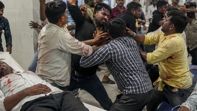 बाढ़ में दुकान बंद कराने को लेकर खूनी संघर्ष, अस्पताल में घुसकर दो दर्जन लोगों ने तीन को किया लहूलुहान