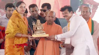 बिजनौर के वर्धमान कालेज में आयोजित जनसभा में मुख्यमंत्री योगी आदित्यनाथ को भगवान शिव की मूर्ति भेंट करतीं सदर विधायक सुचि चौधरी व भाजपा नेता एश्वर्य मौसम चौधरी। जागरण