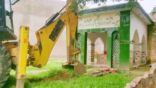 संभल के मुकर्रबपुर में ग्राम समाज की भूमि पर बनी मजार पर चलता बुलडोजर। जागरण