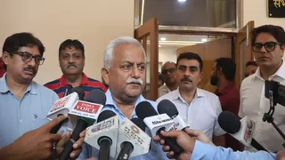 पत्रकारों से वार्ता करते मुख्यमंत्री के सलाहकार अवनीश अवस्थी। जागरण